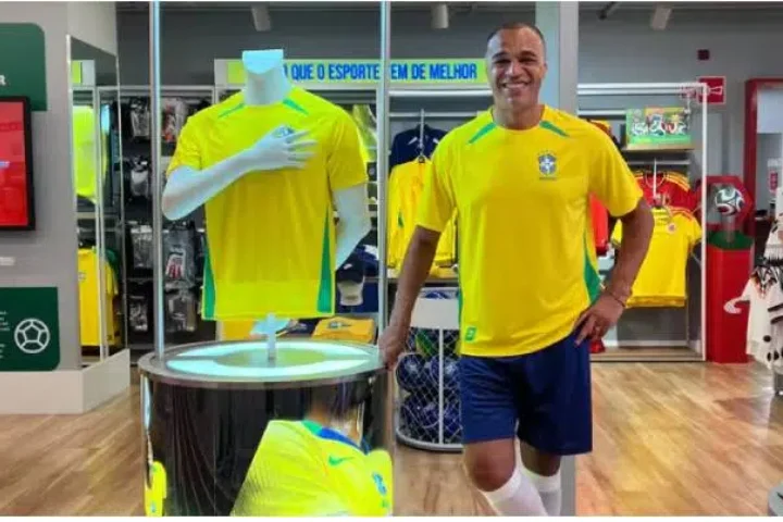 Jogador Denilson garoto propaganda da Centauro