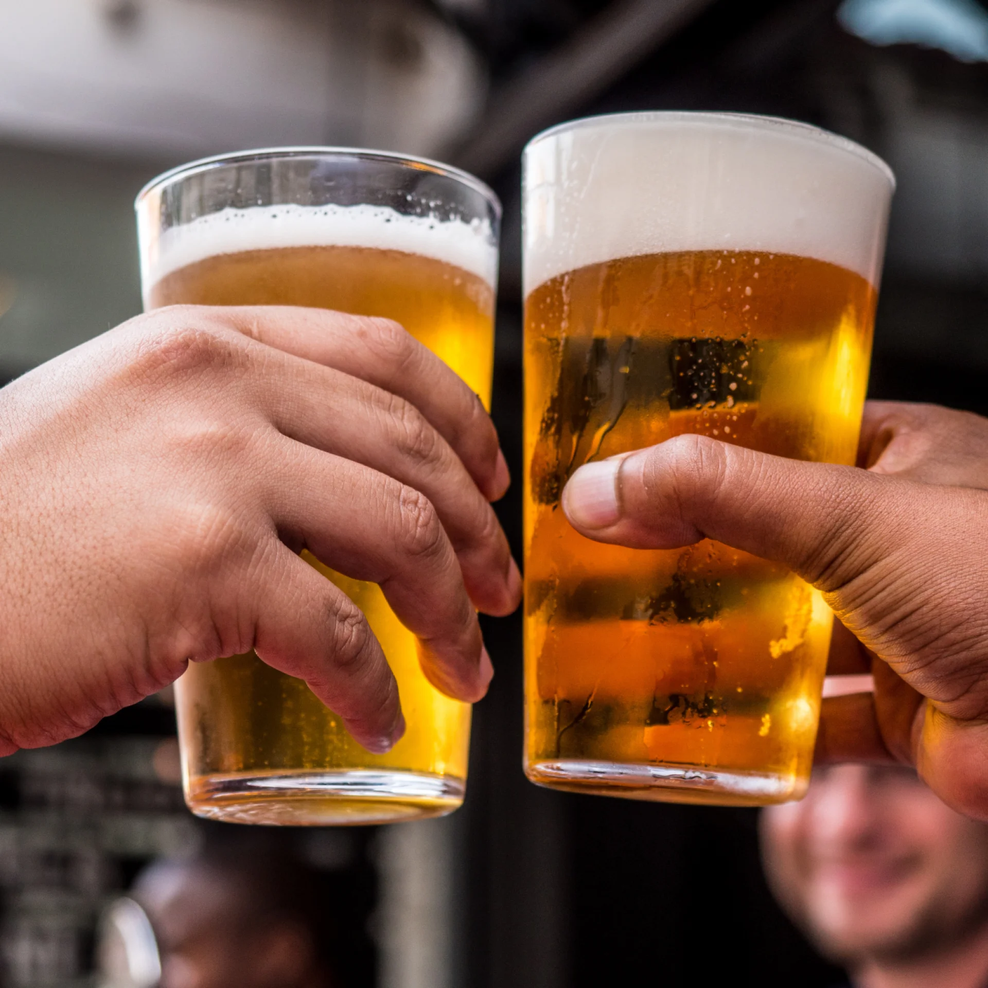 Dois copos de cervejas geladas brindando