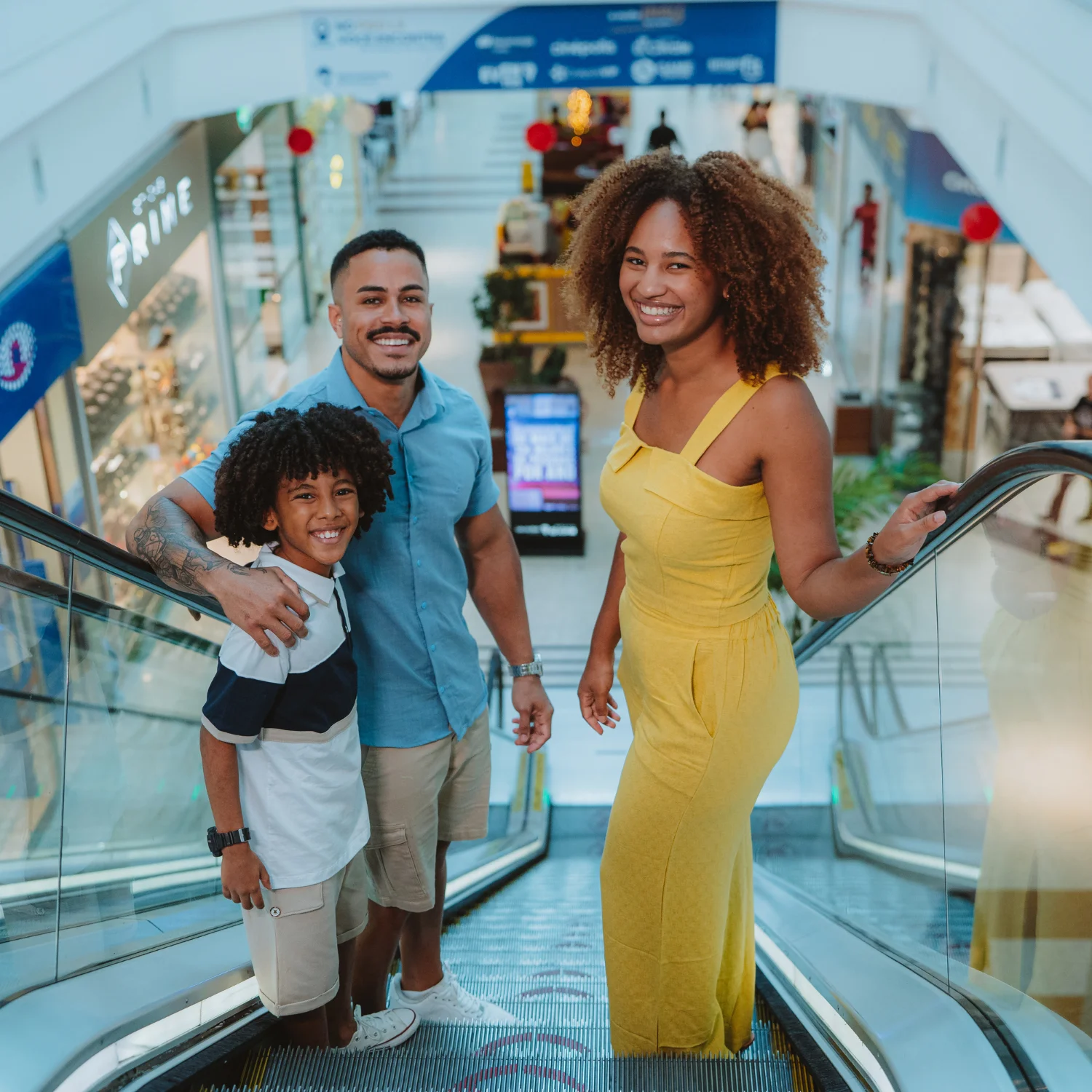 Família sorrindo passeando no Shopping