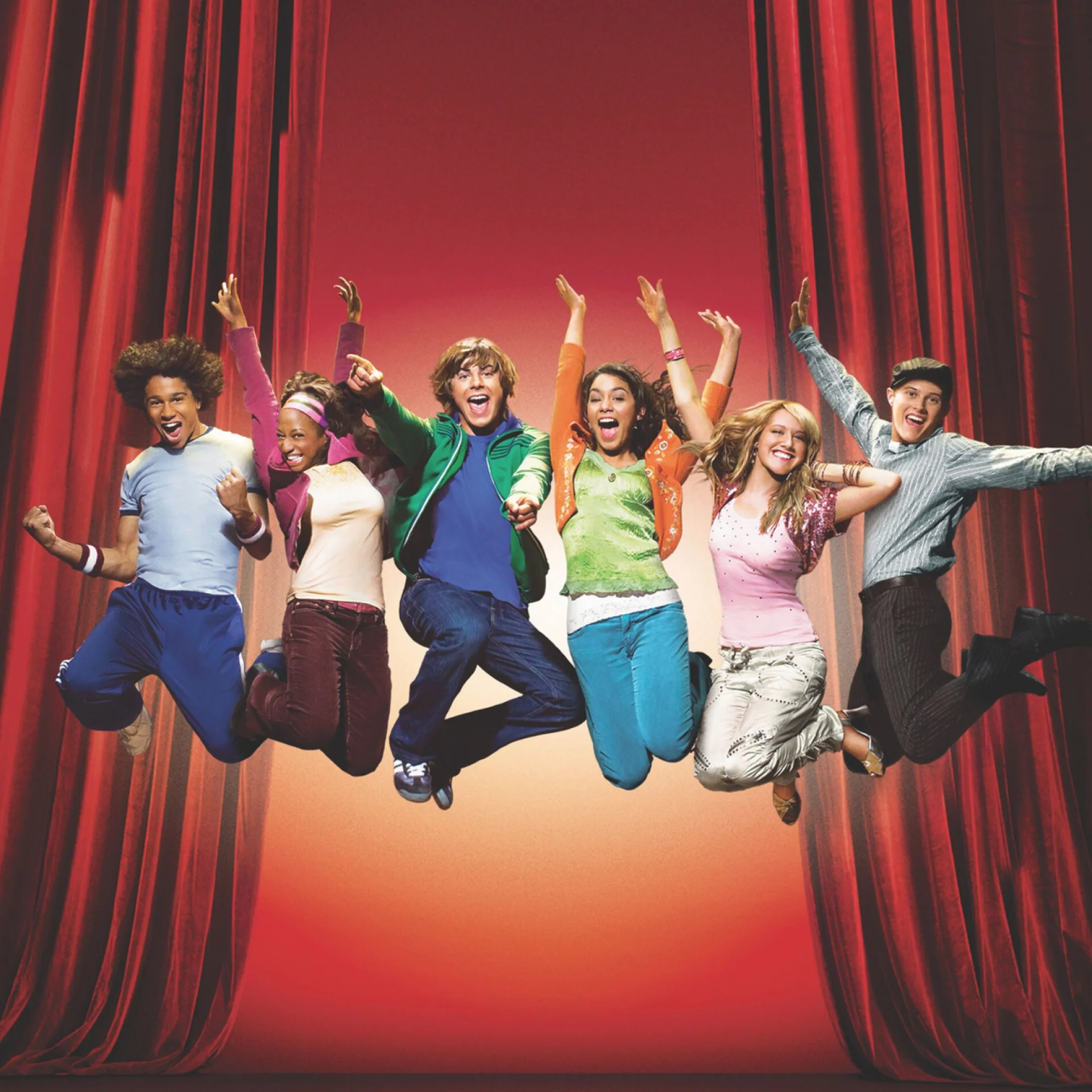 Personagens do filme High School music music juntos comemorando