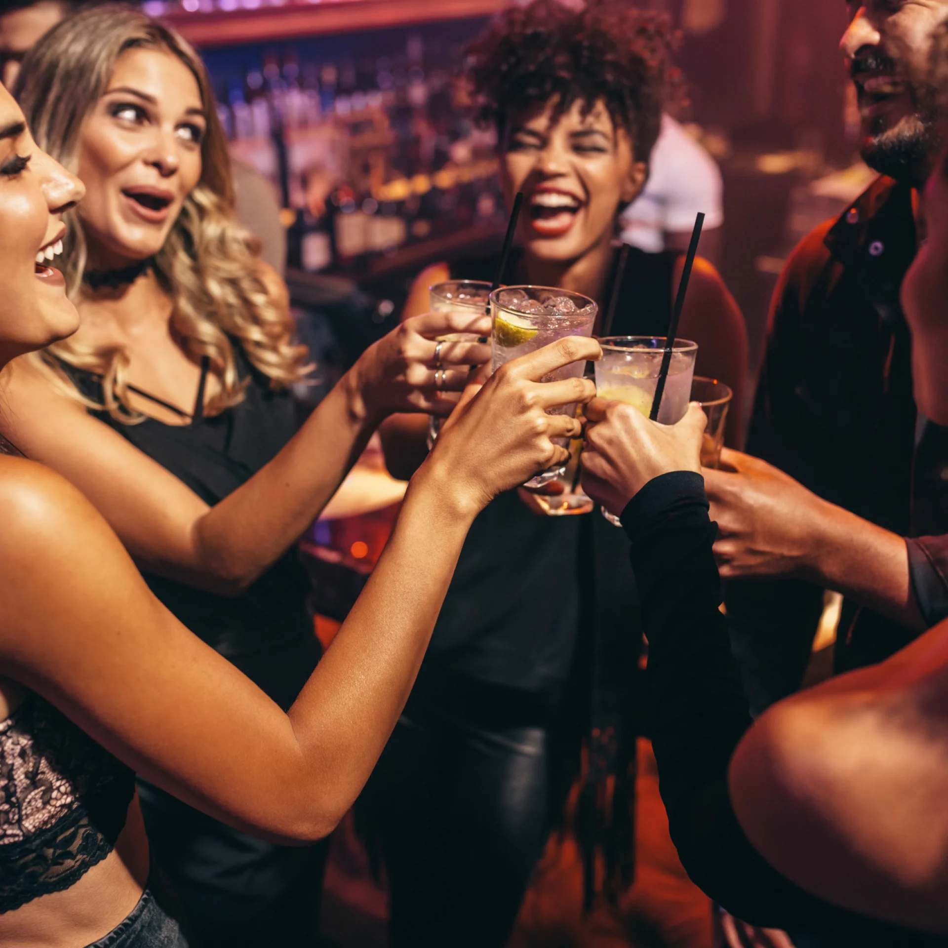 Pessoas brindando com o copo na mão