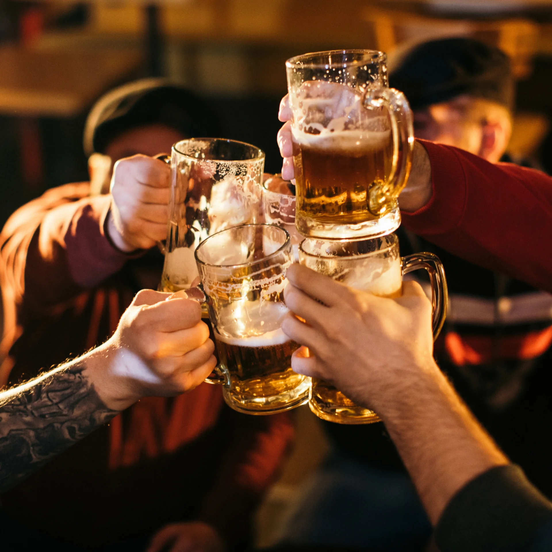 Vários copos de cervejas brindando